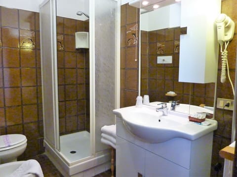 Basic Triple Room | Bathroom | Shower, free toiletries, hair dryer, bidet