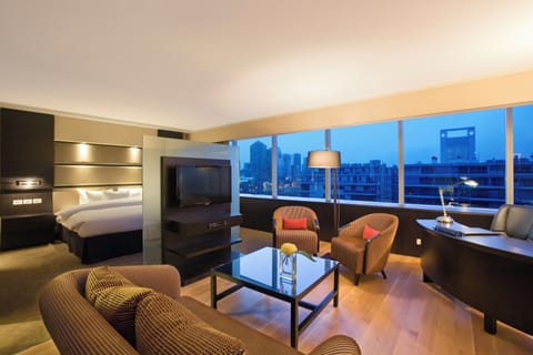 Executive Suite, 1 King Bed (Executive) | Living area | 32-inch LCD TV with cable channels, TV