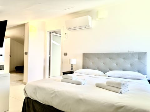Executive Suite | 1 bedroom, premium bedding, down comforters, desk