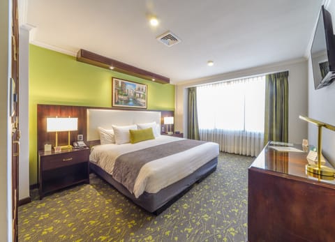 Grand Deluxe Suite | Minibar, in-room safe, desk, blackout drapes