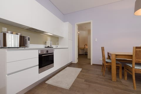 Deluxe Apartment, 2 Bedrooms (incl. 39€ cleaning fee) | Private kitchen | Full-size fridge, microwave, oven, stovetop