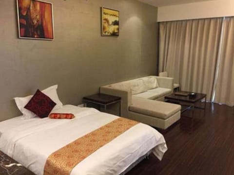 Superior Room, 1 King Bed (Special Promotion) | Bathroom | Free toiletries, hair dryer, bathrobes, towels