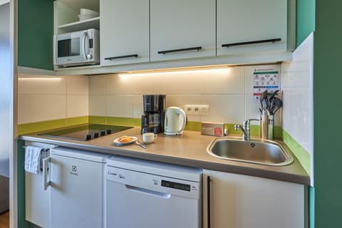 Apartment 4 people - 1 bedroom -  Terrace or balcony - Bocage view | Private kitchen | Fridge, microwave, stovetop, dishwasher