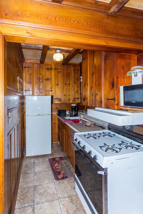 The Original Cottage | Private kitchen | Full-size fridge, microwave, oven, stovetop