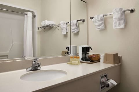 Bathtub, free toiletries, hair dryer, towels