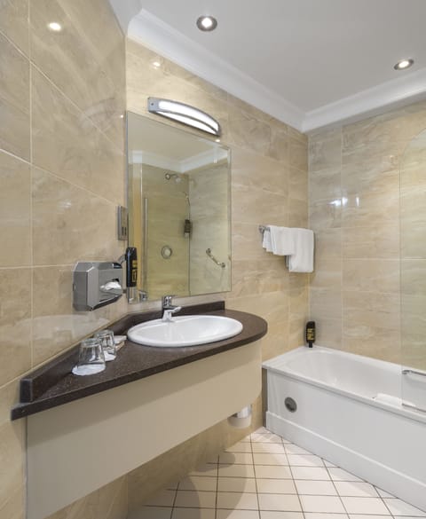 Combined shower/tub, free toiletries, hair dryer, towels