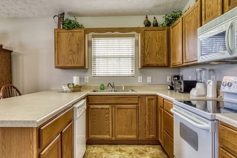 Vacation Rental in the Smoky Mountains "Lee's Creekside" - Fully furnished kitchen