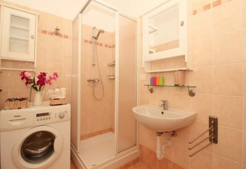 Family Studio, Mountain View, Lakeside (Residenza Menaggio - Mimosa) | Bathroom | Shower, hair dryer, bidet, towels