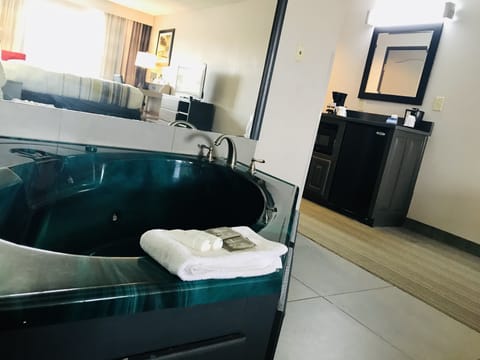 Suite, 1 King Bed, Non Smoking, Jetted Tub | Jetted tub