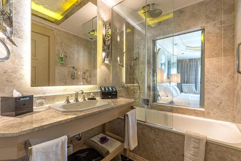 Combined shower/tub, deep soaking tub, rainfall showerhead