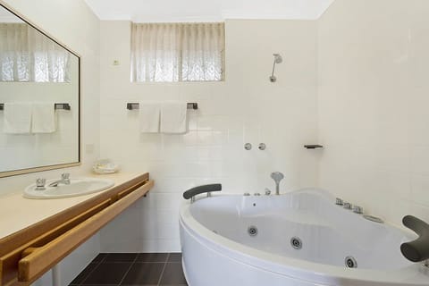 Jetted tub