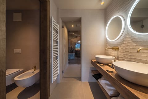 Suite With Sauna | Bathroom | Free toiletries, hair dryer, bathrobes, slippers