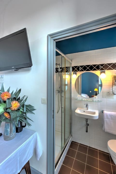 Chambre double vue village avec douche | Bathroom | Free toiletries, hair dryer, towels