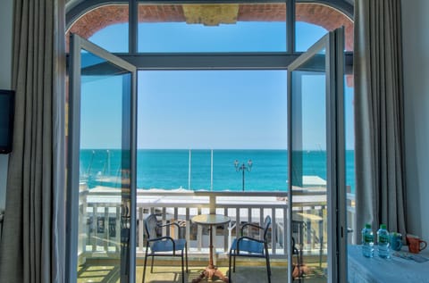 Chambre double vue mer avec balcon et baignoire | View from room