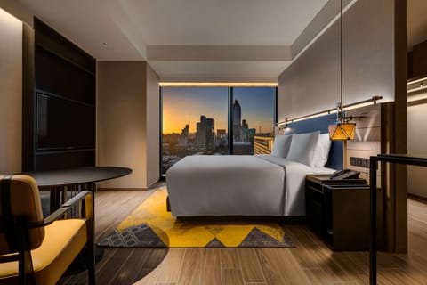 Deluxe Room, 1 King Bed | Minibar, in-room safe, laptop workspace, blackout drapes