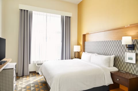 Standard Room, 1 King Bed | Premium bedding, in-room safe, individually decorated, desk