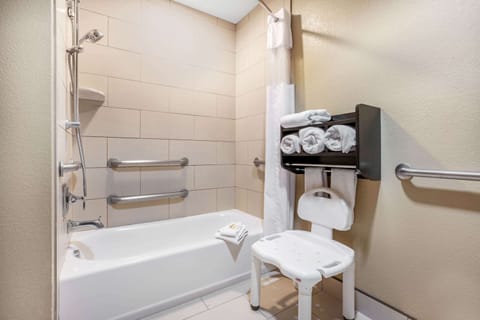 Combined shower/tub, free toiletries, hair dryer, towels