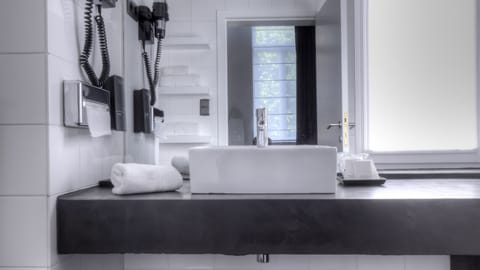 Combined shower/tub, free toiletries, hair dryer, towels