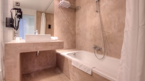 Combined shower/tub, free toiletries, hair dryer, towels