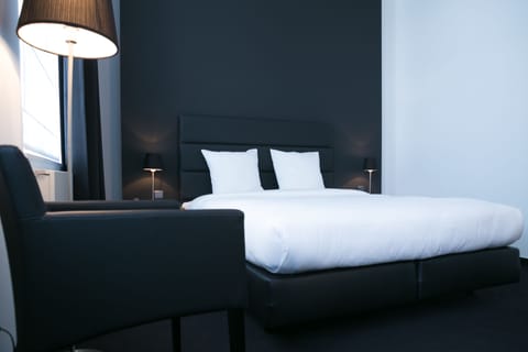 1 bedroom, desk, blackout drapes, soundproofing