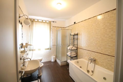 Suite | Bathroom | Shower, designer toiletries, hair dryer, bathrobes