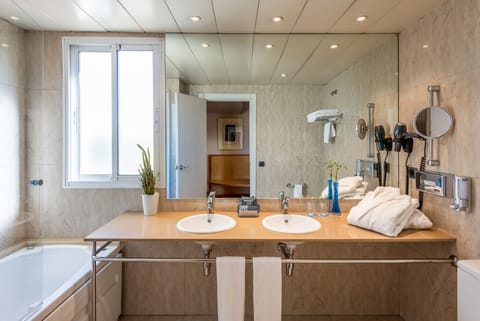 Junior Suite | Bathroom | Free toiletries, hair dryer, bidet, towels