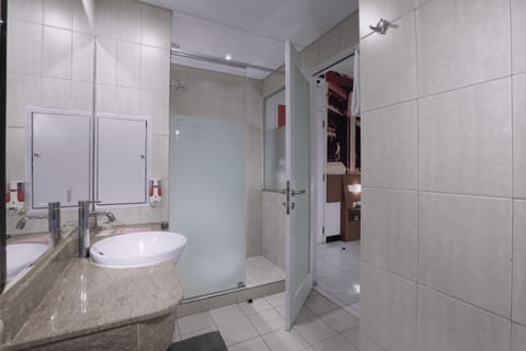 Deluxe Room | Bathroom | Shower, towels