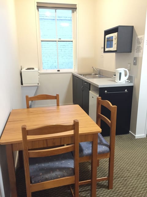 Standard Suite, 1 Bedroom, Non Smoking, Kitchen | Private kitchenette | Microwave, electric kettle