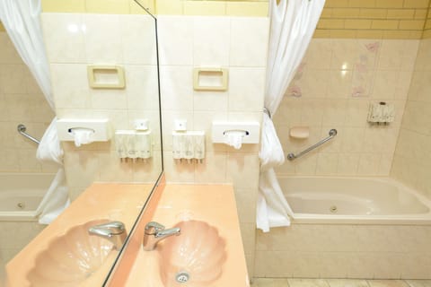 Executive Room, 1 King Bed | Bathroom | Shower, free toiletries, hair dryer, towels