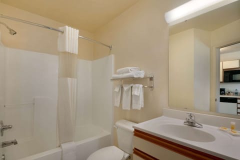 Combined shower/tub, hair dryer, towels