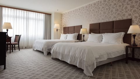 Suite With Kitchenette | Egyptian cotton sheets, premium bedding, down comforters, pillowtop beds