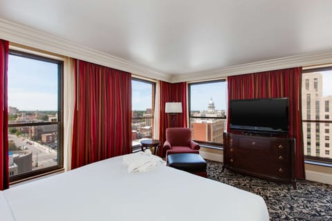 Suite, 1 King Bed, Non Smoking (Chairman's) | Premium bedding, down comforters, pillowtop beds, in-room safe