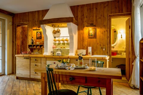 Deluxe Cottage, Private Bathroom, Garden View (Apfeltraum ) | Private kitchen | Dining tables