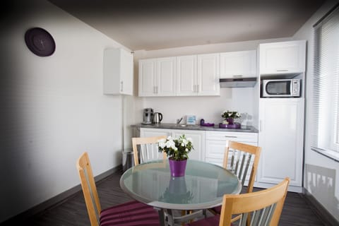 Deluxe Suite, Balcony | In-room dining