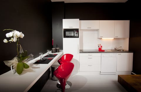 Deluxe Suite, Terrace | Private kitchen | Full-size fridge, microwave, oven, stovetop