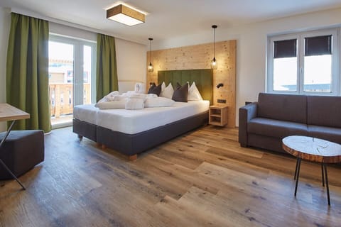 Suite Zwölferkogel | Living area | 100-cm LED TV with cable channels, TV
