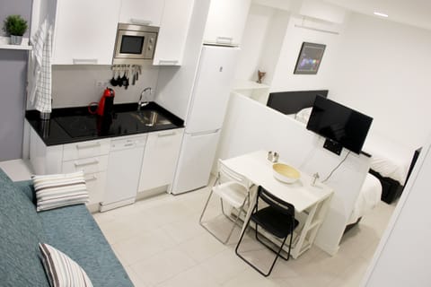 Economy Studio | Private kitchen | Fridge, microwave, stovetop, cookware/dishes/utensils