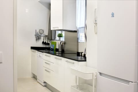 Superior Studio Suite | Private kitchen | Fridge, microwave, stovetop, cookware/dishes/utensils