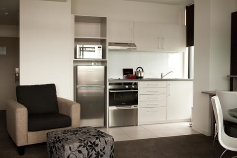 Directors Suite | Private kitchen | Fridge, microwave, stovetop, dishwasher