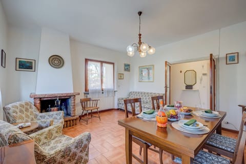 Family House, 2 Bedrooms, Mountainside (Casa Vittoria 800m from sea) | Dining