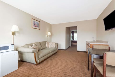 Suite, 1 King Bed, Non Smoking (One Bedroom) | Individually furnished, desk, blackout drapes, iron/ironing board