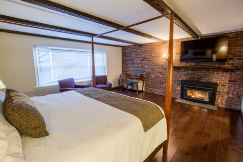 Deluxe Room, 1 King Bed, Fireplace | Desk, iron/ironing board, rollaway beds, free WiFi