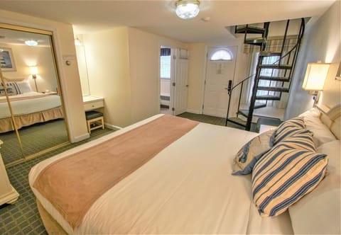 Traditional Townhome, 1 King Bed with Sofa bed | 1 bedroom, hypo-allergenic bedding, iron/ironing board