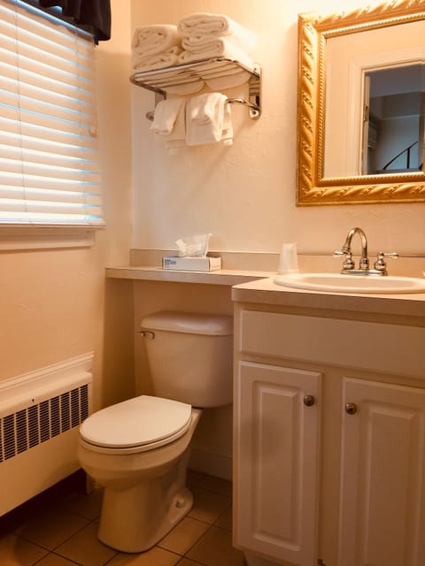 Traditional Townhome, 1 King Bed with Sofa bed | Bathroom | Shower, hair dryer, towels