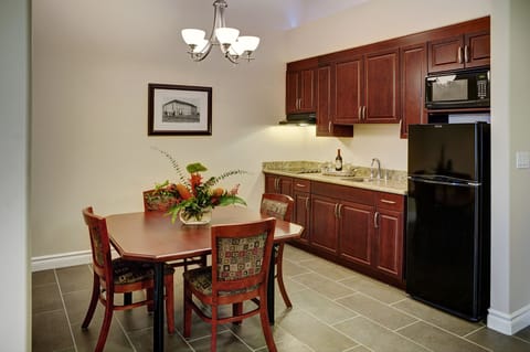 Executive Suite | Private kitchen | Fridge, microwave, coffee/tea maker, electric kettle