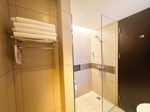 Deluxe Room | Bathroom | Shower, free toiletries, hair dryer, slippers