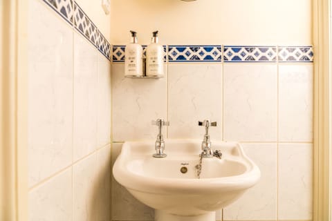 Double Room | Bathroom | Shower, free toiletries, hair dryer, bathrobes