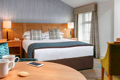 Standard Room, 1 King Bed, Non Smoking | In-room safe, desk, soundproofing, iron/ironing board