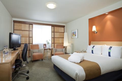 Deluxe Room, Non Smoking | Premium bedding, in-room safe, desk, free cribs/infant beds