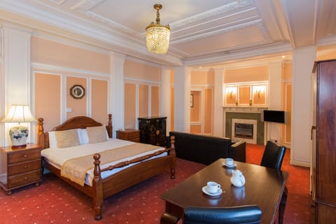 Executive Double Room | Desk, iron/ironing board, WiFi, bed sheets